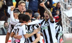 九游娱乐网页-乌迪内斯中场受伤下场，影响球队节奏