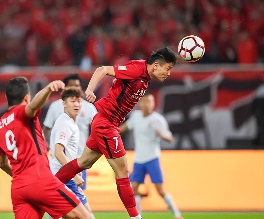 前锋头球建功助球队锁定胜利 前锋头球建功助球队锁定胜利