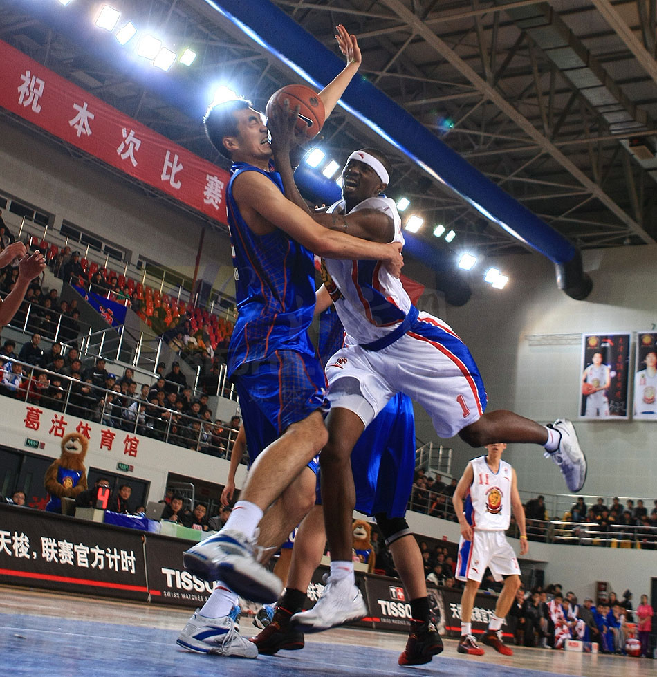 天津男篮主场击败四川队，取得四连胜，状态正佳