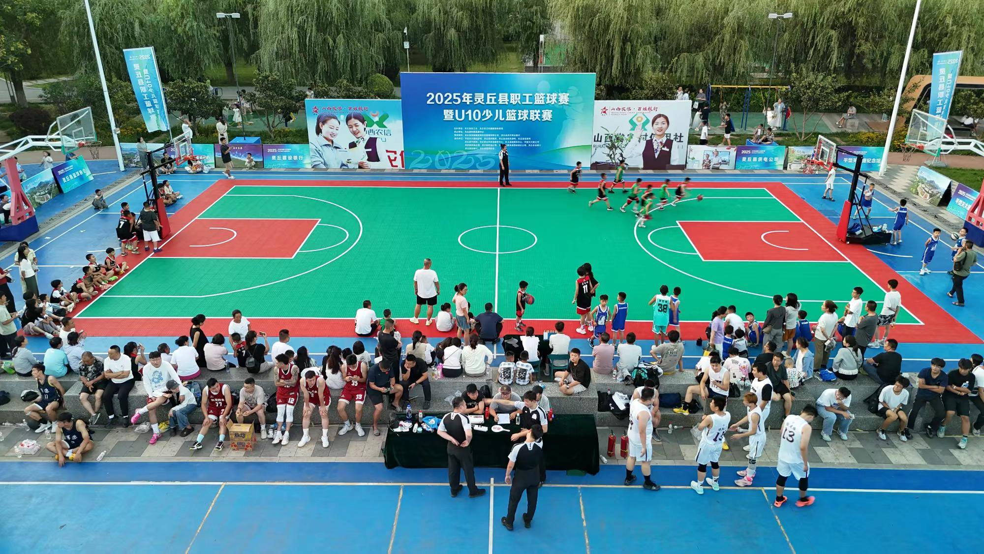 激战正酣现场气氛热火朝天 激战正酣现场气氛热火朝天