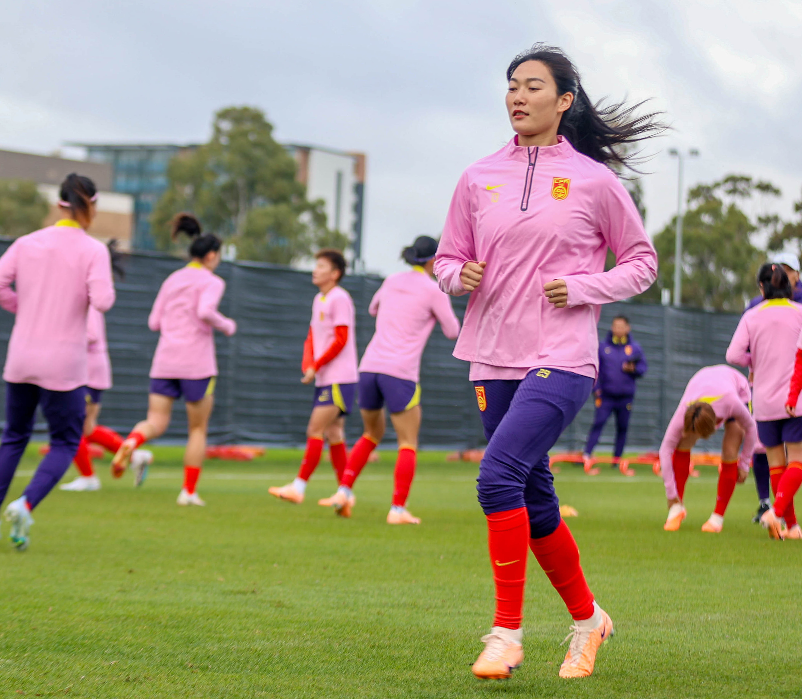 精彩足球比赛盛况：女运动员技艺尽显的简单介绍