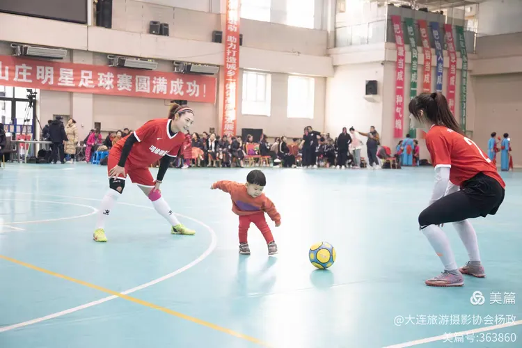 精彩足球比赛盛况：女运动员技艺尽显的简单介绍