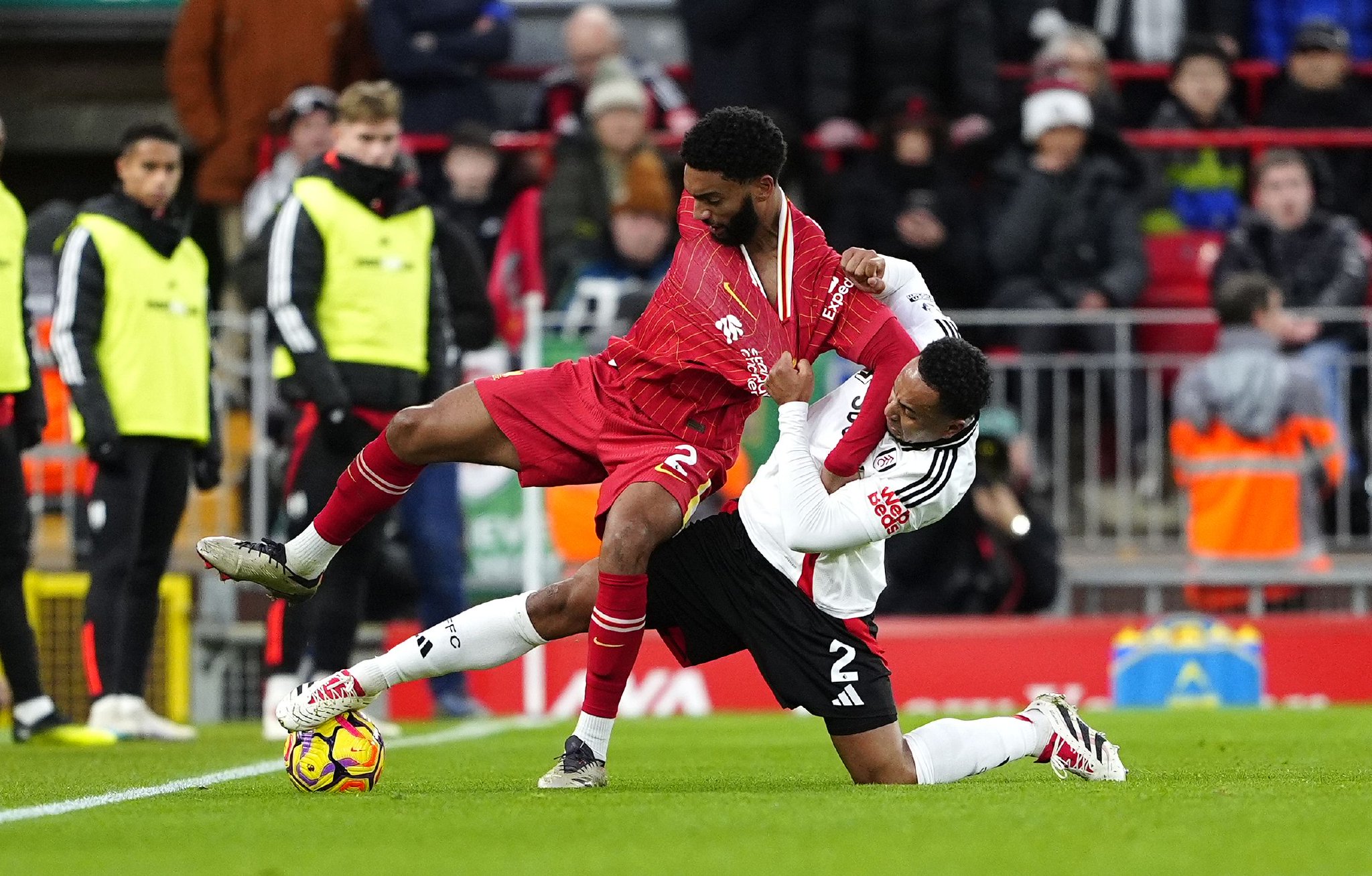 包含利物浦遭遇维拉逼平，保持不败纪录的词条