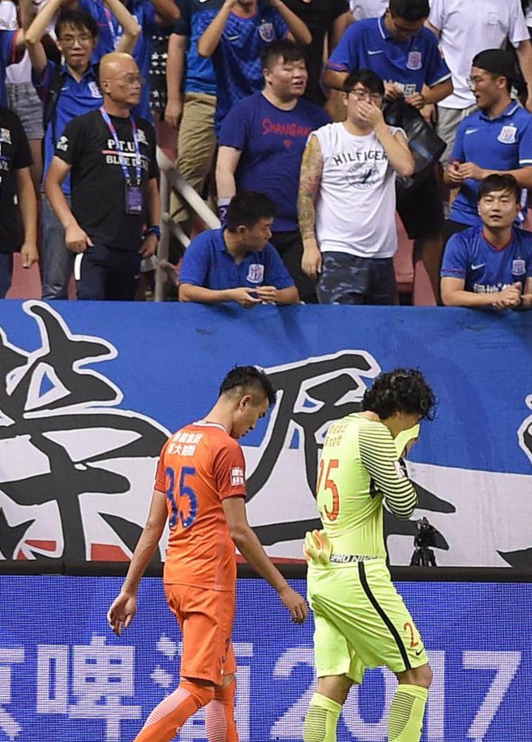 关于上港客场告负,教练承担责任被球迷质疑的信息 关于上港客场告负,教练承担责任被球迷质疑的信息