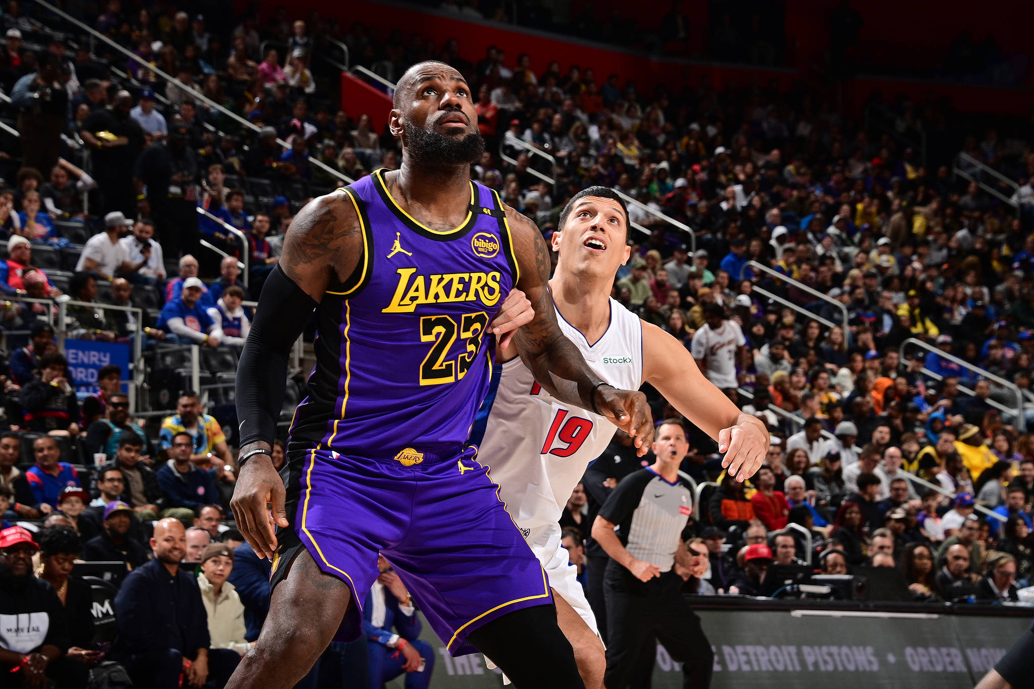 雄鹿主场大胜灰熊，浓眉分独自撑起湖人的简单介绍