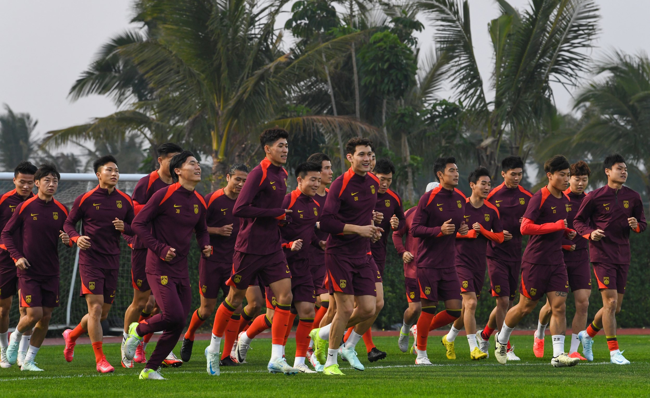 本周足球赛事频频上演，中国球员拚搏