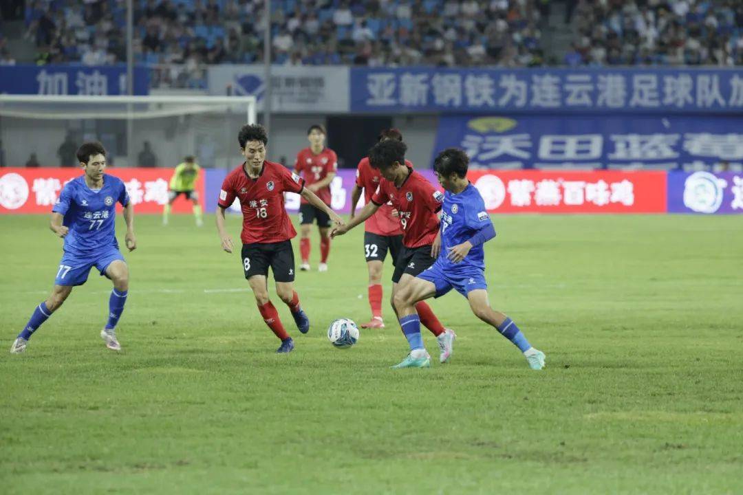 本周足球赛事频频上演，中国球员拚搏