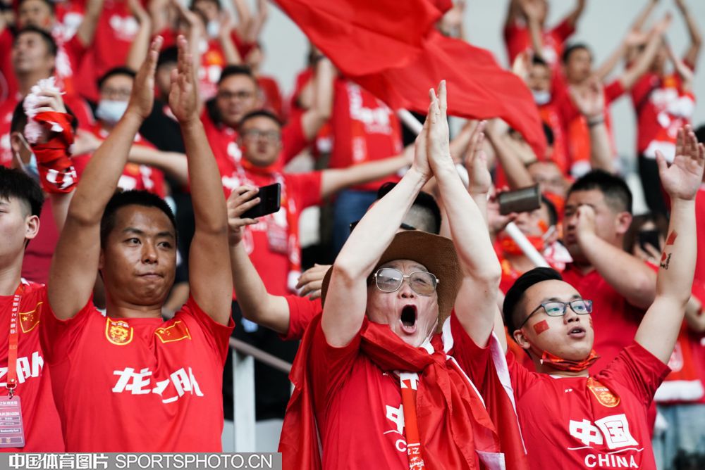 令人激动的比赛在场上上演，球迷热烈欢呼