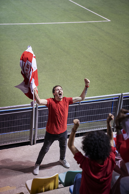 令人激动的比赛在场上上演，球迷热烈欢呼