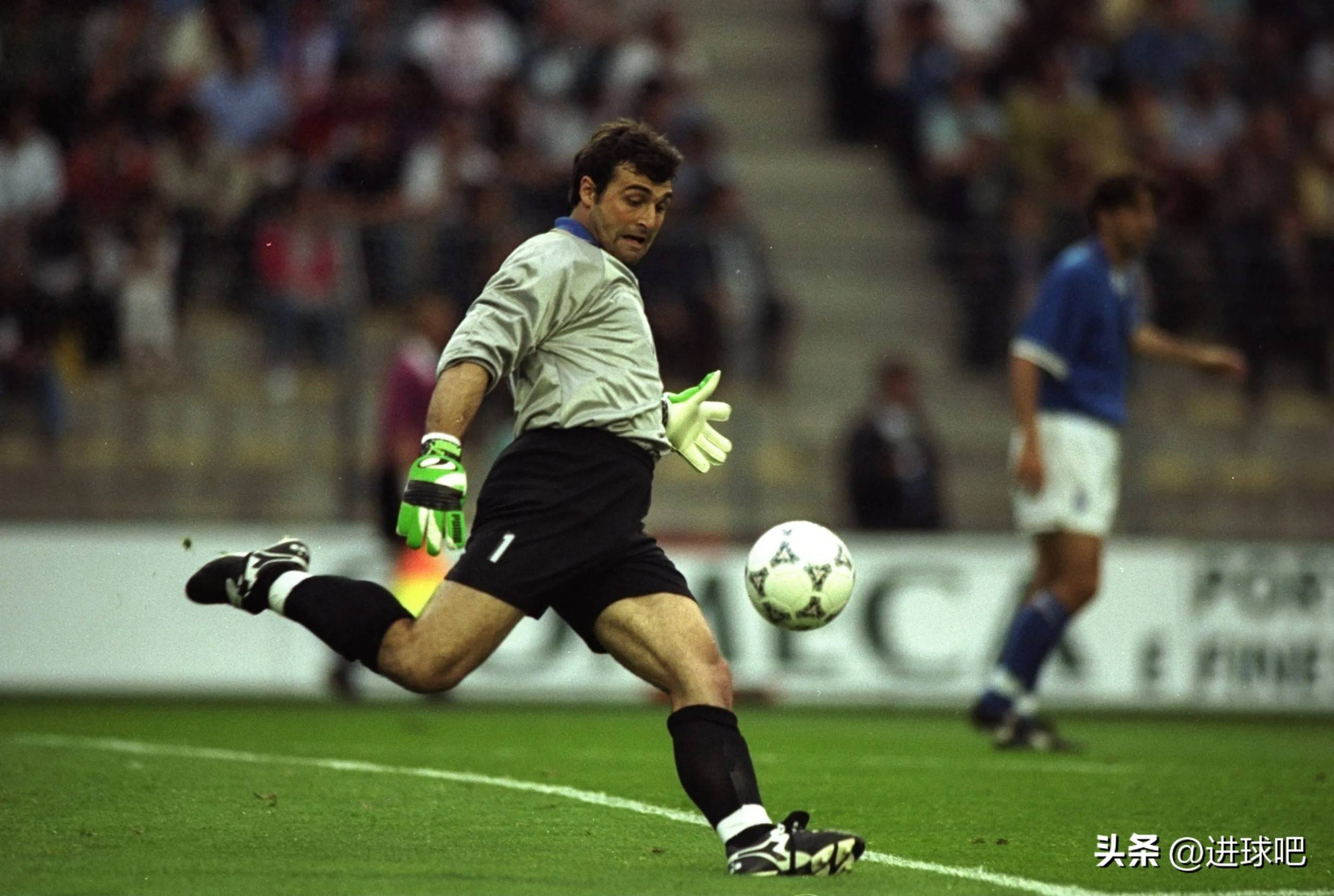 关于欧洲杯预选赛中，意大利主力中场因伤无缘出场的信息