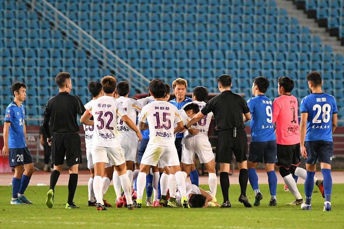 精彩绝伦!双方球队展开殊死对决争取晋级 精彩绝伦!双方球队展开殊死对决争取晋级