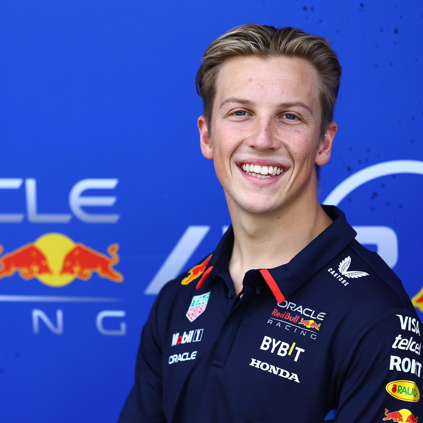 包含阿斯顿马丁逆转红牛车队，佩雷兹关键制胜的词条