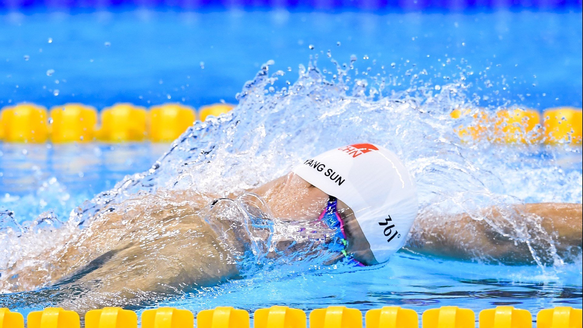 绝杀与扛鼎，当巴萨奇迹遇上C罗意志，足球之夜的双重史诗